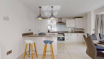 House | Private kitchen | Fridge, microwave, oven, stovetop