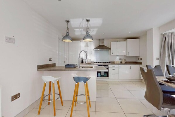 Hus | Eget kök | Kylskåp, mikrovågsugn, ugn och spishäll