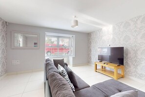 Living area - Impeccable 4-bed House in Stanford-le-hope (Stanford-le-Hope)
