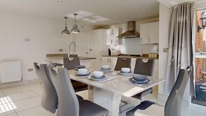 House | Dining - Impeccable 4-bed House in Stanford-le-hope (Stanford-le-Hope)