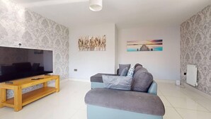 House | Living area - Impeccable 4-bed House in Stanford-le-hope (Stanford-le-Hope)