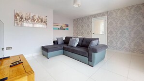 House | Living area - Impeccable 4-bed House in Stanford-le-hope (Stanford-le-Hope)