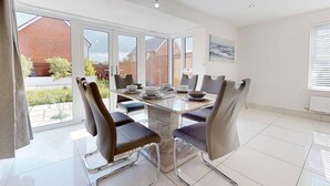 House | Dining - Impeccable 4-bed House in Stanford-le-hope (Stanford-le-Hope)