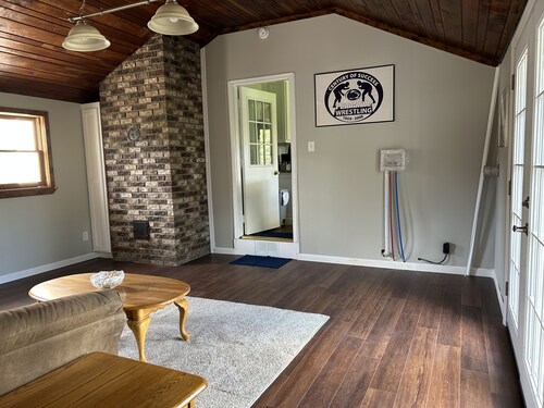 New Remodeled home. Quiet family neighborhood. 15 mins to PSU.