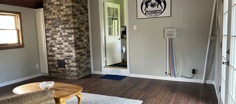 New Remodeled home. Quiet family neighborhood. 15 mins to PSU.