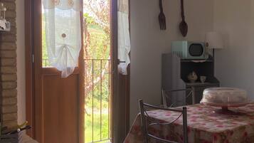 Frigorifero con congelatore, microonde, forno, piano cottura