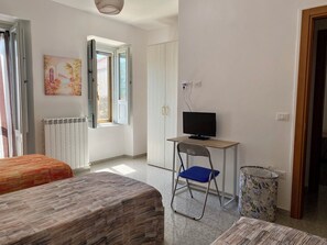 Chambre Triple Classique | Bureau, rideaux occultants, Wi-Fi gratuit, draps fournis