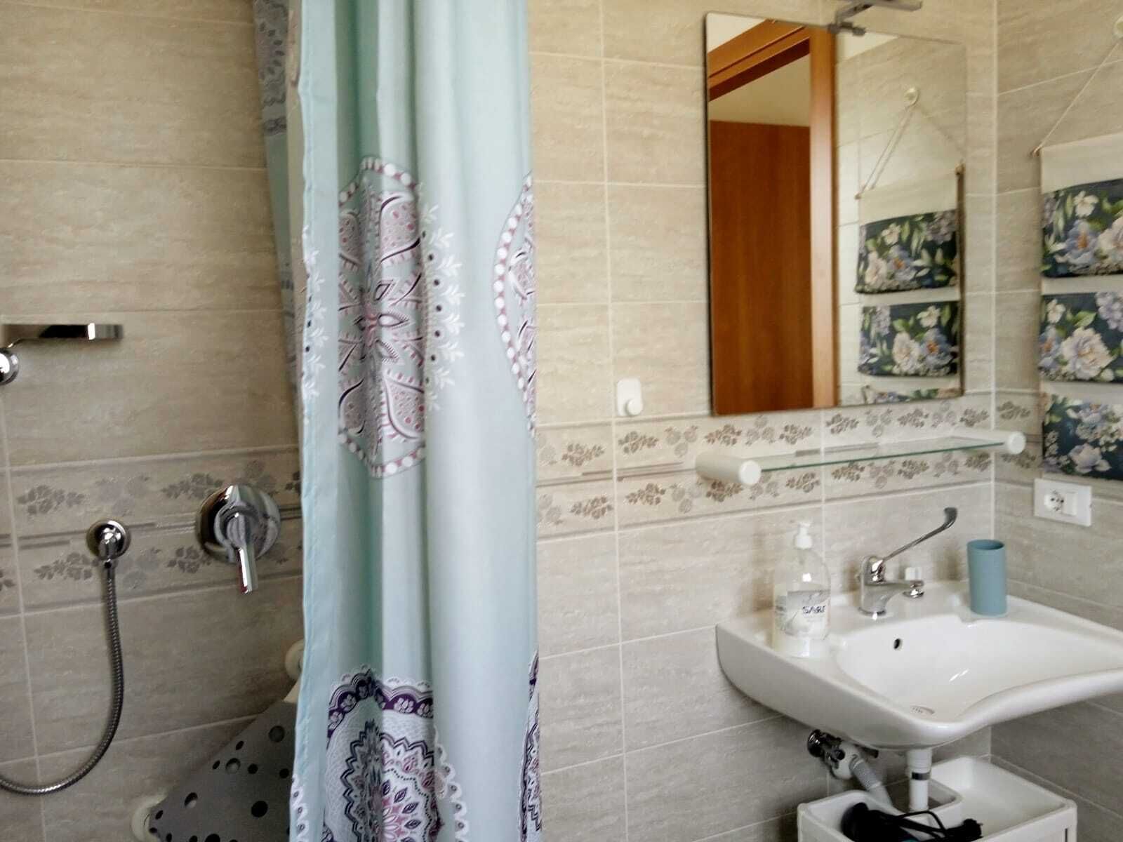 Quadrupla familiare | Bagno | Doccia, asciugacapelli, asciugamani, sapone