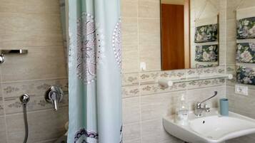 Quadrupla familiare | Bagno | Doccia, asciugacapelli, asciugamani, sapone