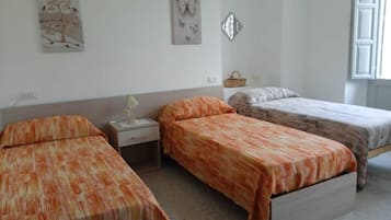 Tripla Classic | Una scrivania, tende oscuranti, Wi-Fi gratuito, lenzuola