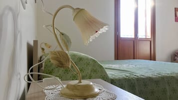 Escritorio, cortinas blackout, wifi gratis y ropa de cama