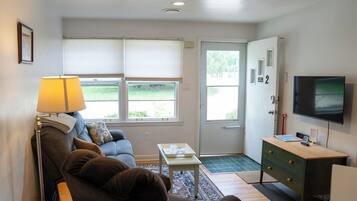 Een televisie en een open haard