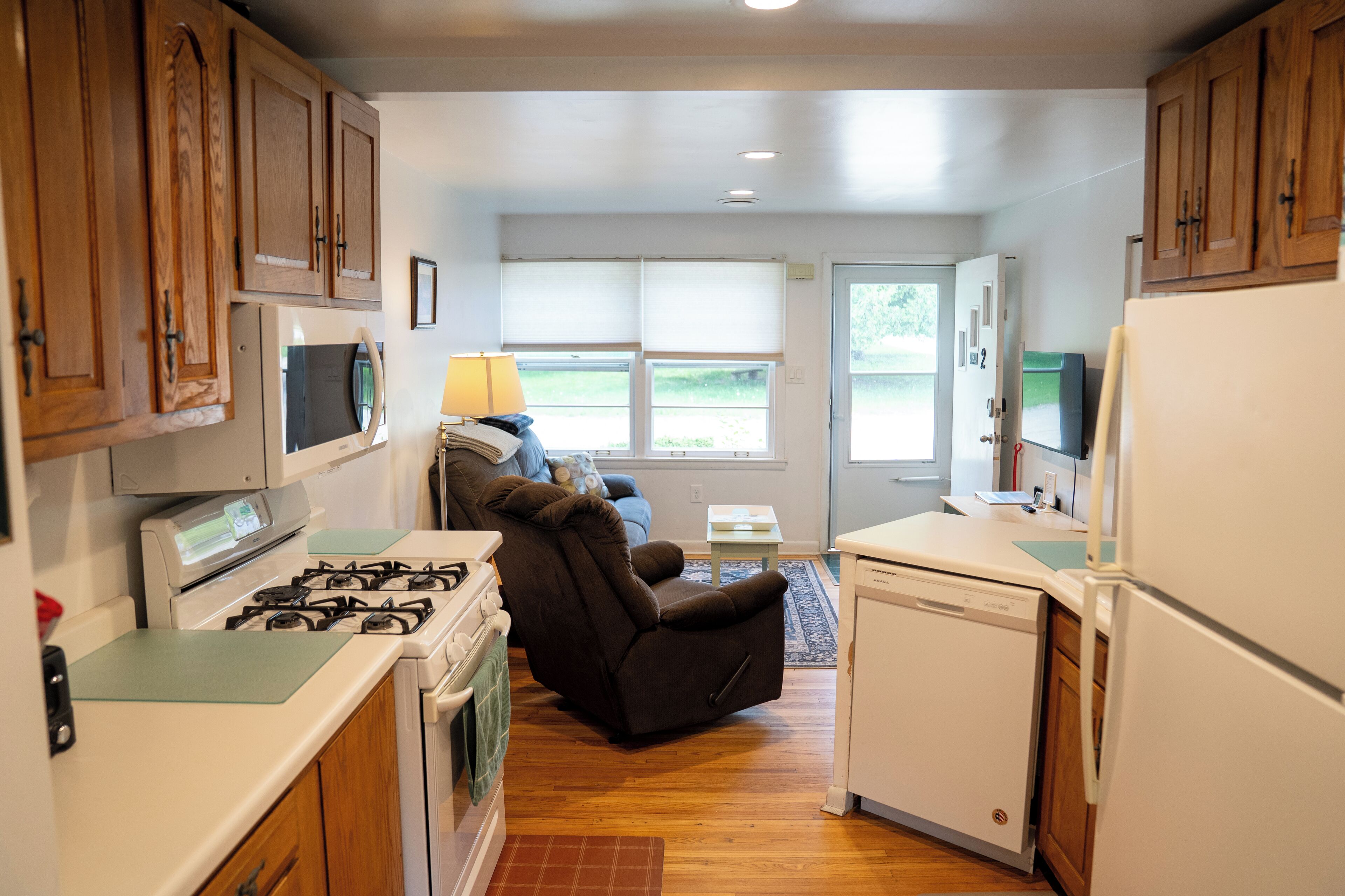 Een koelkast, een magnetron, een vaatwasser