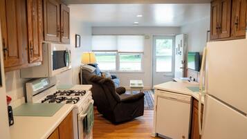 Een koelkast, een magnetron, een vaatwasser