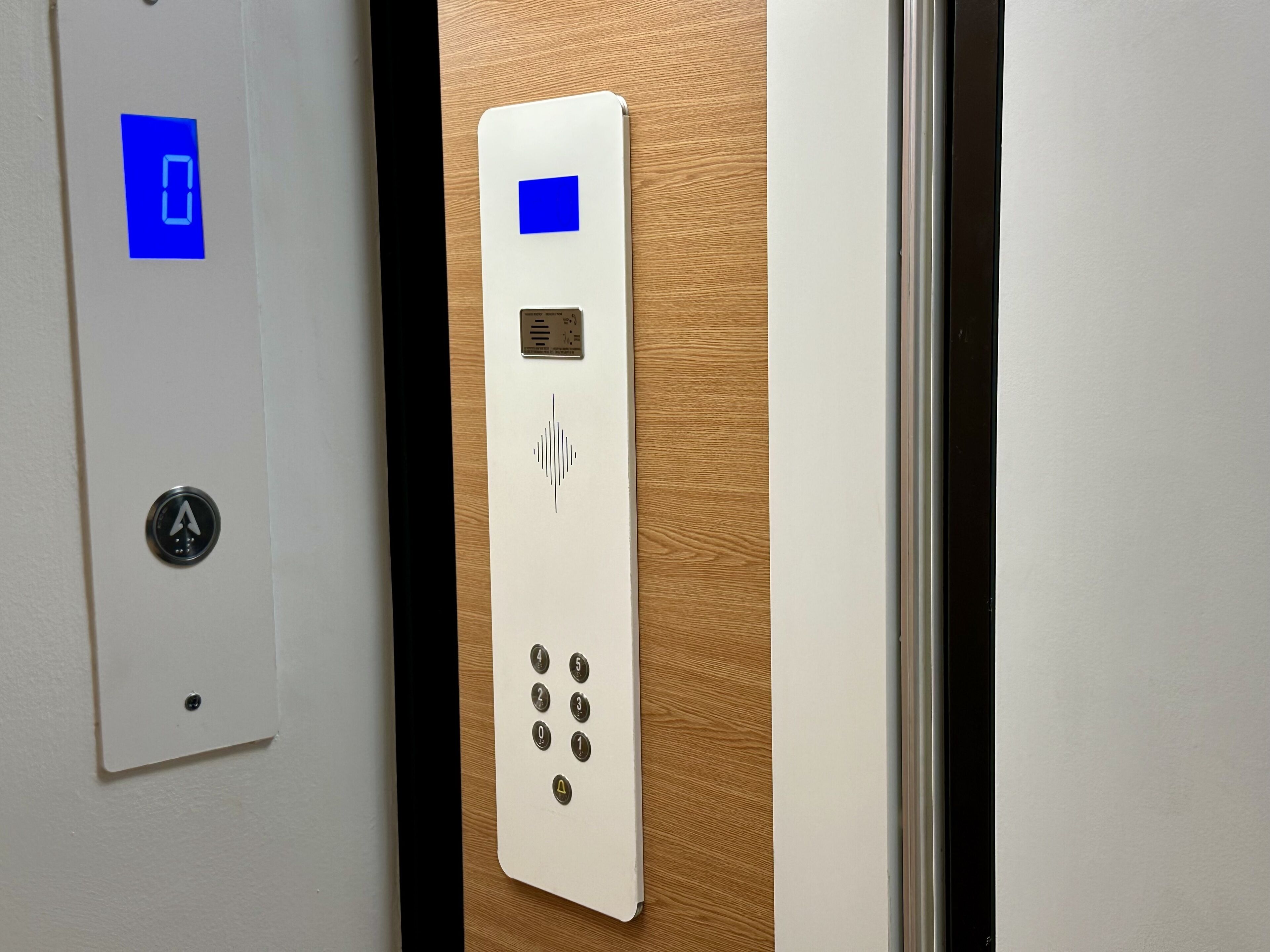 Een bedieningspaneel van een lift met een digitaal scherm, knoppen en een tactiele feedbackfunctie.