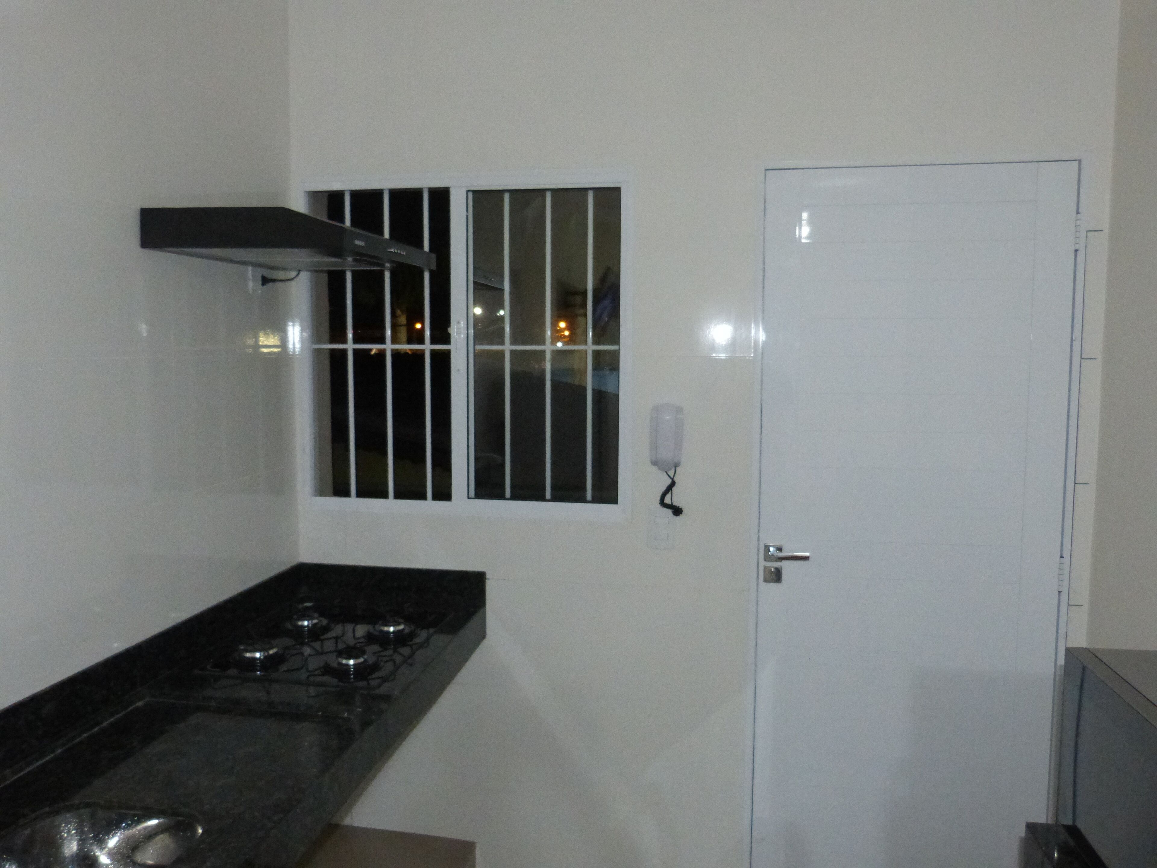 Refrigerador, microondas, parrilla de estufa y utensilios de cocina 