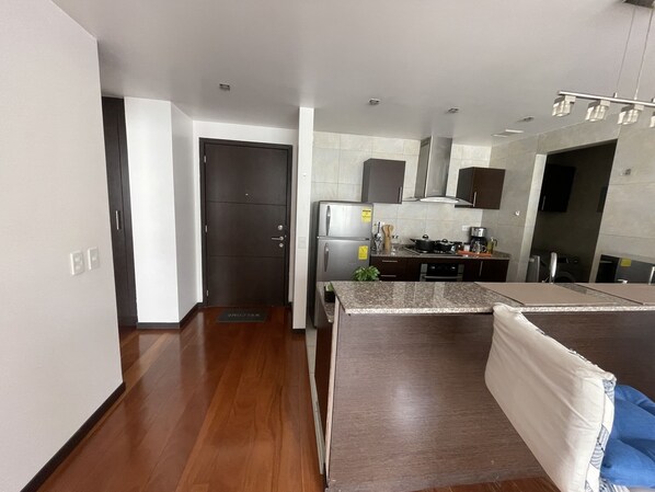 Fridge, microwave, oven, stovetop - Departamento Noruega en Zona Privilegiada (Uio)