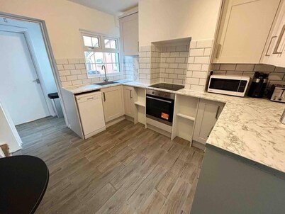 Essex 2-bed House nr Stanstead With Arcade Machine