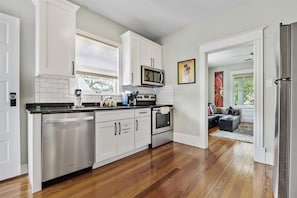 Apartment, Mehrere Betten, Küche, Gartenblick (Casa Doble Unit A) | Eigene Küche | Kühlschrank, Mikrowelle, Ofen, Herdplatte