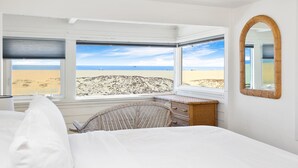 Hus, flere senger, terrasse, havutsikt (Beachfront Breeze)