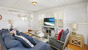 Hus, flere senger, terrasse, havutsikt (Beachfront Breeze) | Oppholdsområde