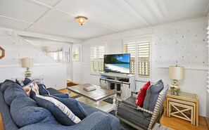 Hus, flere senger, terrasse, havutsikt (Beachfront Breeze) | Oppholdsområde | En 42-tommers Flatskjerm-TV med digitale kanaler samt peis