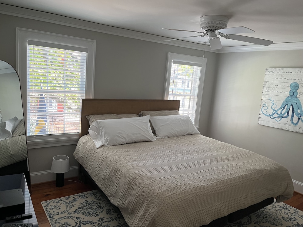 Annapolis Downtown Historic Home Brand New Furnishings. Walk to