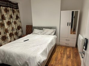 Apartment, 1 Queen Bed | 1 bedroom, iron/ironing board, free WiFi, bed sheets - Kuramoh Modern Apartment (London)