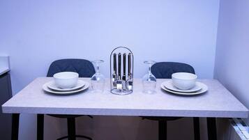 Apartment, 1 King Bed | Dining