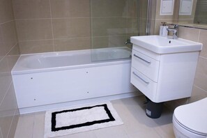 Appartement, 1 très grand lit | Salle de bain | Douche, serviettes fournies