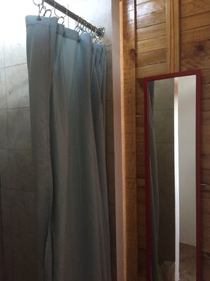 Haartrockner, Handtücher, Seife, Toilettenpapier