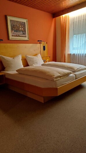 Basic Double Room | In-room safe, desk, laptop workspace, iron/ironing board - Hotel Freihof (Oberharmersbach)