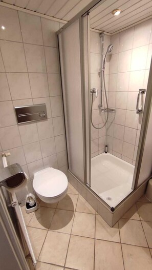Habitación básica doble | Baño | Ducha, toallas, jabón y champú