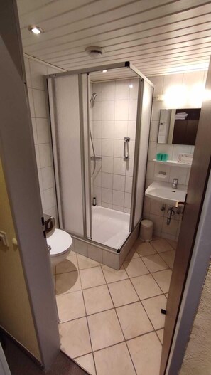 베이직 더블룸 | 욕실 | 샤워 시설, 타월, 비누, 샴푸