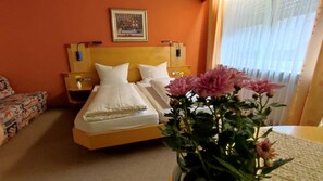 Habitación básica doble | Caja fuerte, escritorio, espacio para trabajar con un portátil