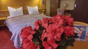 Basic Double Room | In-room safe, desk, laptop workspace, iron/ironing board - Hotel Freihof (Oberharmersbach)