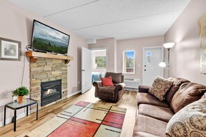 Living area - Raccoon Ridge Retreat (Gatlinburg)
