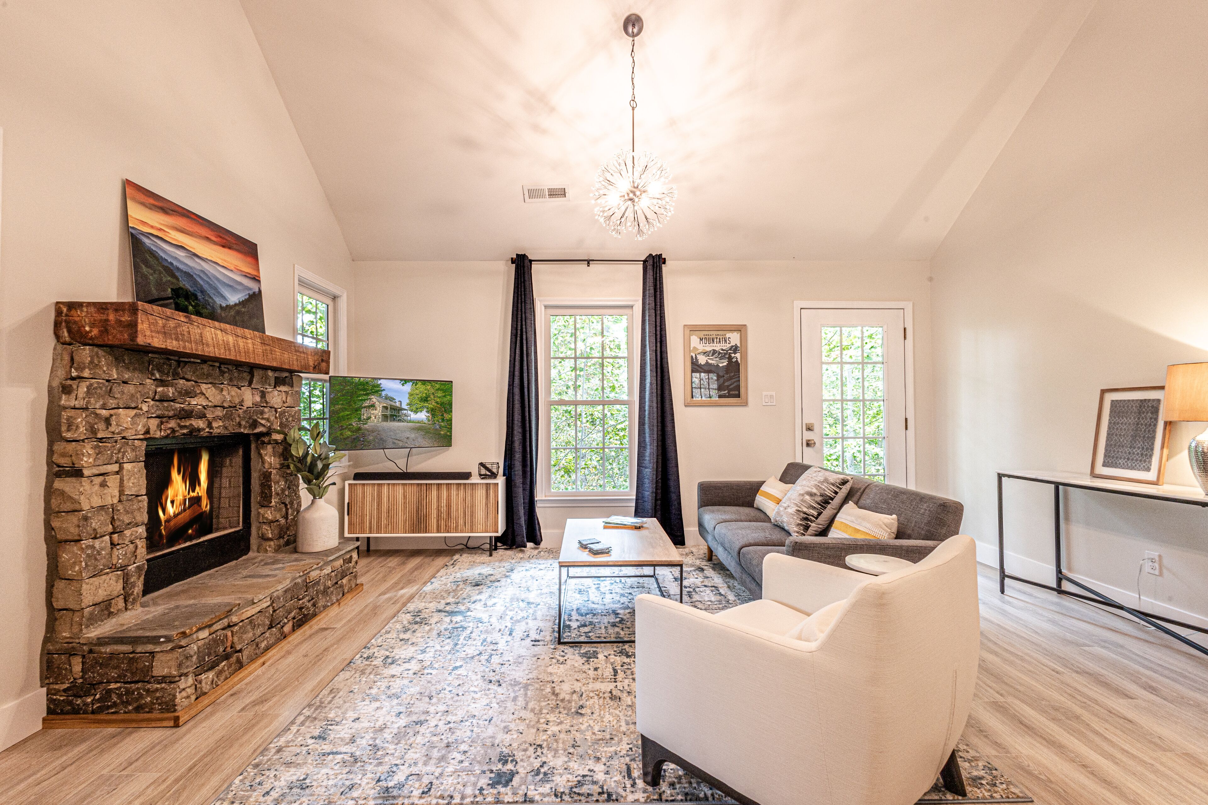 Smart TV, fireplace