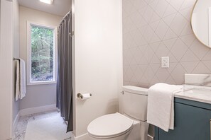 Haartrockner, Handtücher, Seife, Toilettenpapier