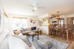 Leilighet, flere senger, balkong (S.S. Fontana) | Oppholdsområde | En 42-tommers Flatskjerm-TV med digitale kanaler samt peis