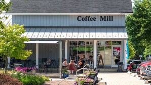 Café Coffee Mill mit Außenplätzen und Garten.