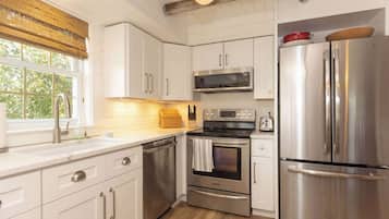 Condo, Multiple Beds, Balcony (S.S. Fontana) | Private kitchen | Fridge, microwave, oven, stovetop
