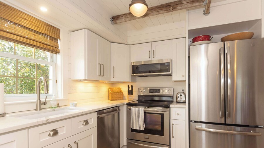 Heaven on Earth! 2 BDR Fontana Flat, Walk to Lake