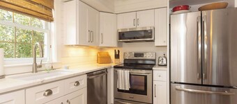 Heaven on Earth! 2 BDR Fontana Flat, Walk to Lake