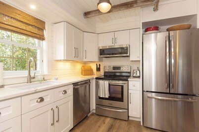 Heaven on Earth! 2 BDR Fontana Flat, Walk to Lake