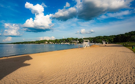 Heaven on Earth! 2 BDR Fontana Flat, Walk to Lake
