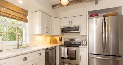 Heaven on Earth! 2 BDR Fontana Flat, Walk to Lake