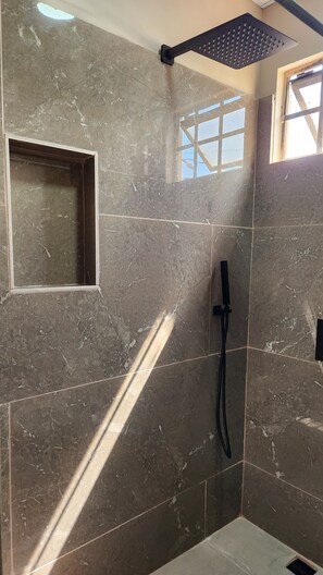 Shower, hair dryer, towels, soap - Your Layover- 6 Mins to the Airport fully equipped for Short and Long Stays (Kelly Village)