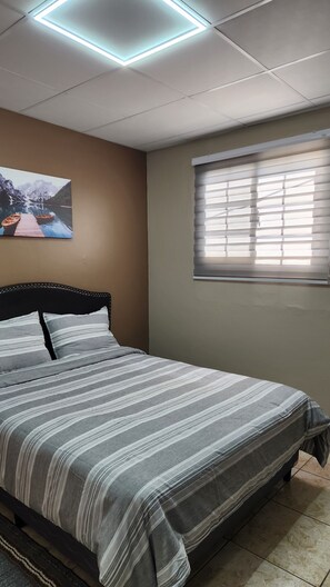 2 bedrooms, WiFi, bed sheets - Your Layover- 6 Mins to the Airport fully equipped for Short and Long Stays (Kelly Village)