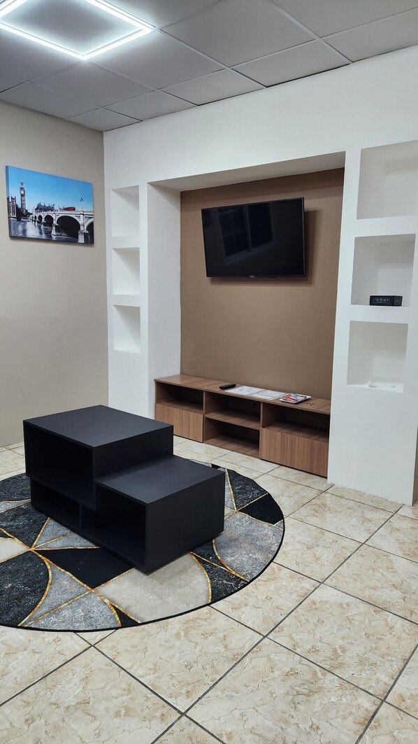 Interior - Your Layover- 6 Mins to the Airport fully equipped for Short and Long Stays (Kelly Village)
